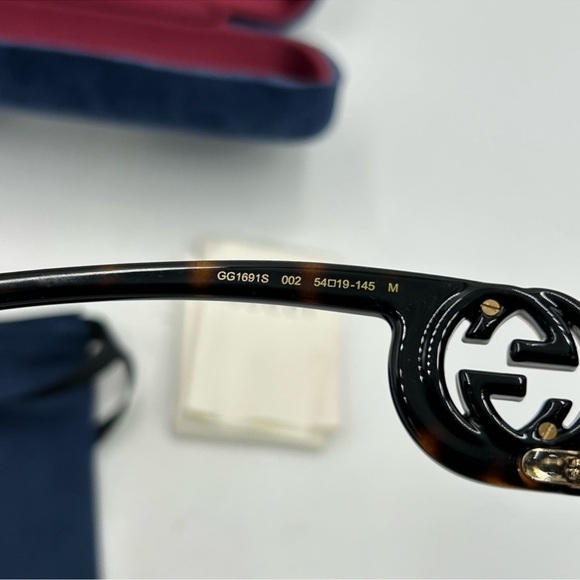 Gucci oval frame sunglasses NWT. Black. main image 6
